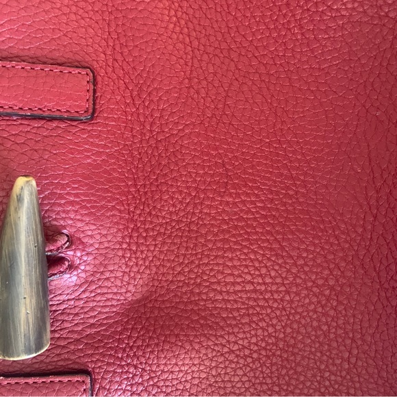 Burberry Handbag
Luxurious red/beige
calf leather
Unique front toggle fastener - Picture 6 of 10